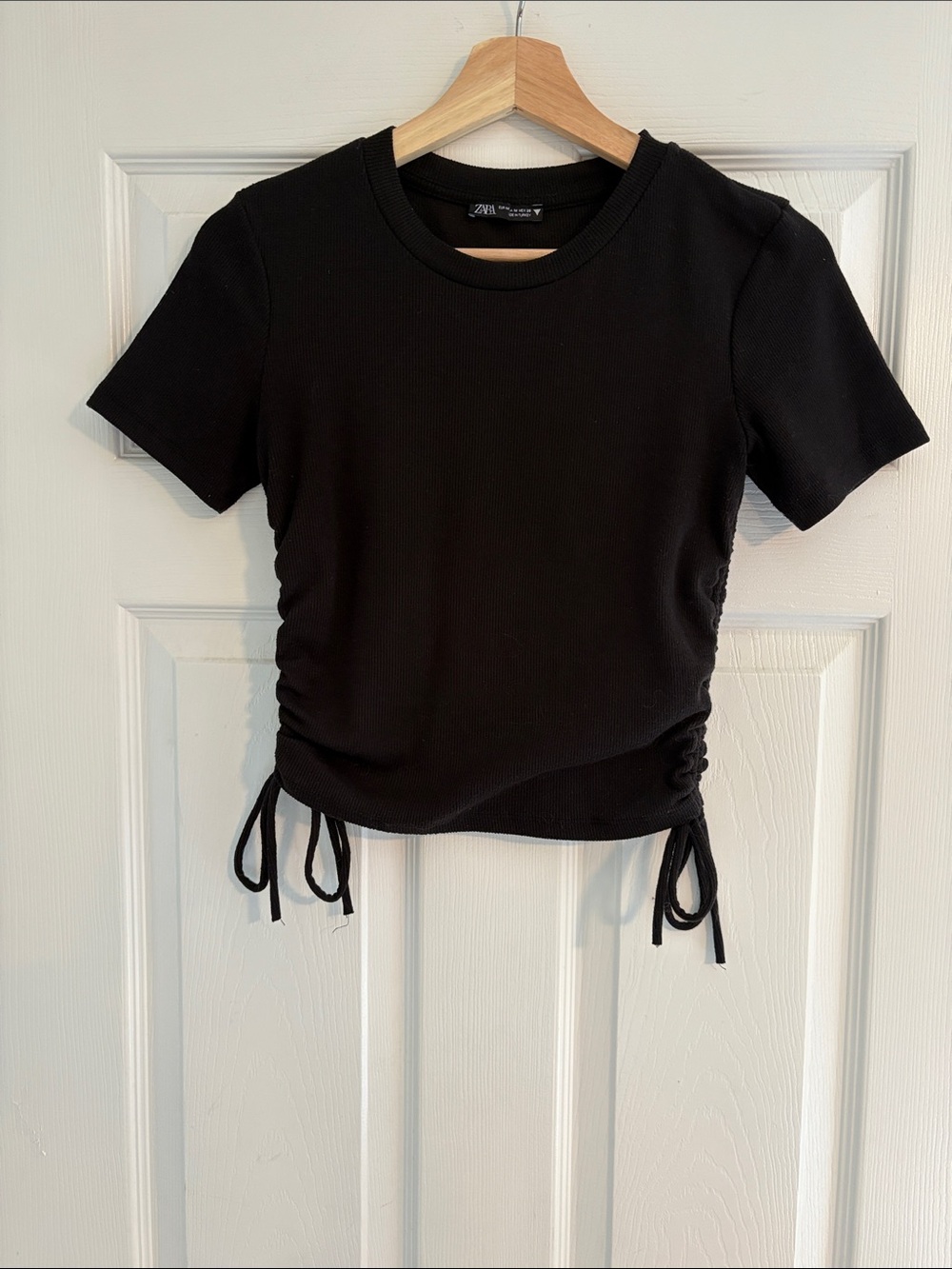 Zara Black Cropped Short-Sleeve Side-Ruched Tee
Size: Medium